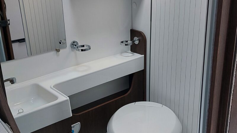 Bad und WC Benimar Tessoro 463UP innen - 151Camper Halle