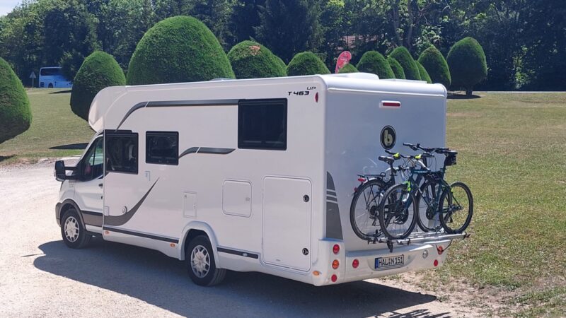 Benimar Tessoro 463UP außen mit Fahrrädern - 151Camper Halle