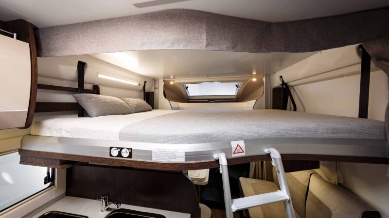 Hubbett abgesenkt Benimar Tessoro 463UP innen - 151Camper Halle