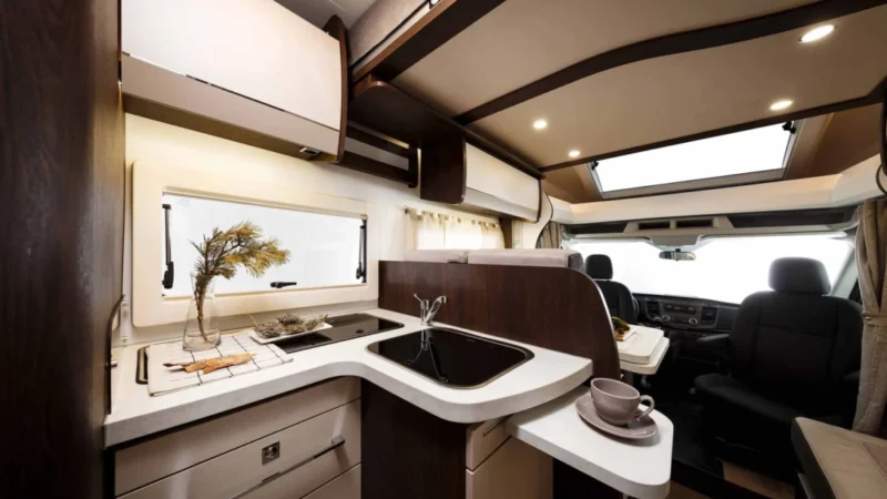 Küche Benimar Tessoro 463UP innen - 151Camper Halle