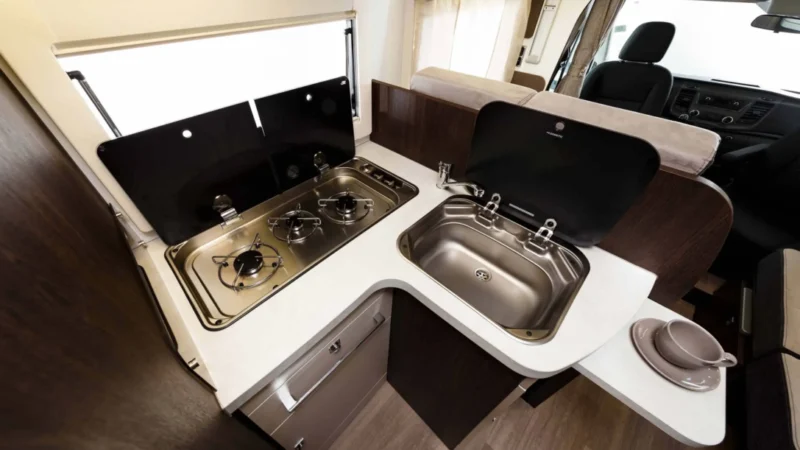 Küchenbereich Benimar Tessoro 463UP innen - 151Camper Halle