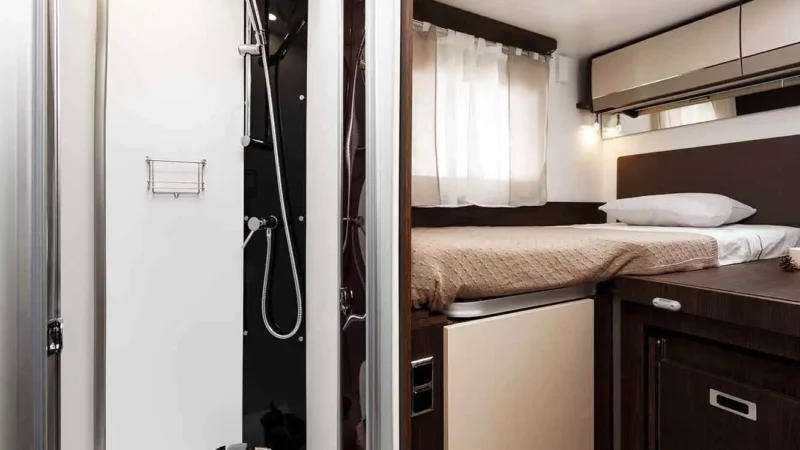 Dusche und Schlafbereich Benimar Tessoro 463UP innen - 151Camper Halle