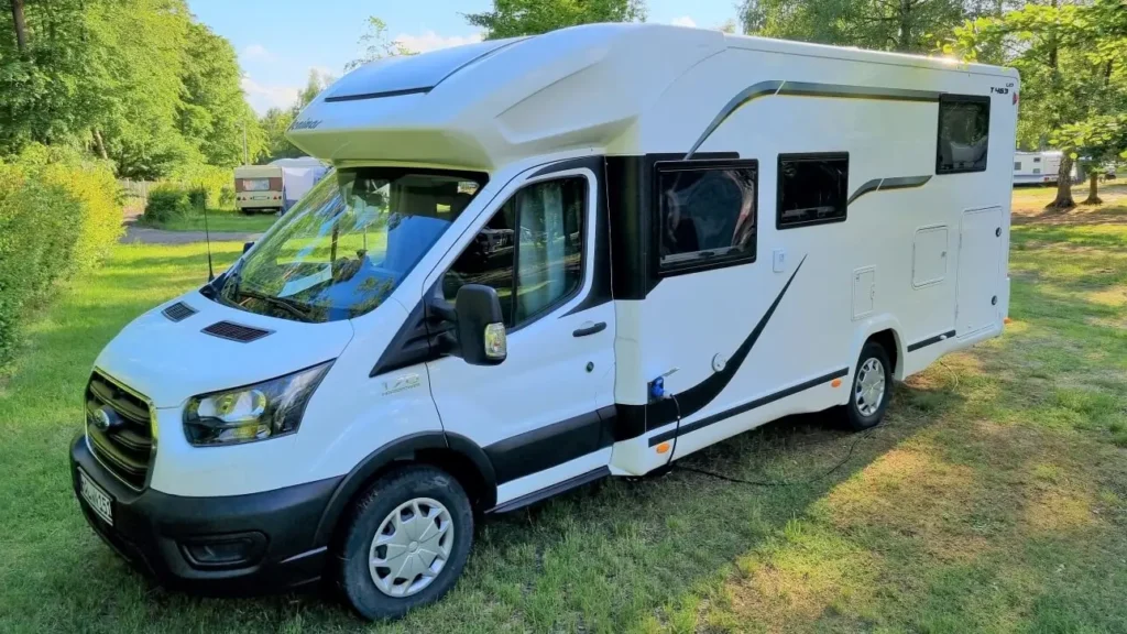Kategorie Family Plus - für bis zu 5 Personen Wohnmobil von 151Camper Benimar Tessoro 463up Ein Wohnmobil mit großer Sitzecke, L-Küche, einer separaten Dusche und einem Hubbett, welches nicht die Tür versperrt. Mit einer Länge von 7,5m bietet er Platz für die ganze Familie. 170 PS / 3.500 kg Hubbett separate Dusche große Heckgarage