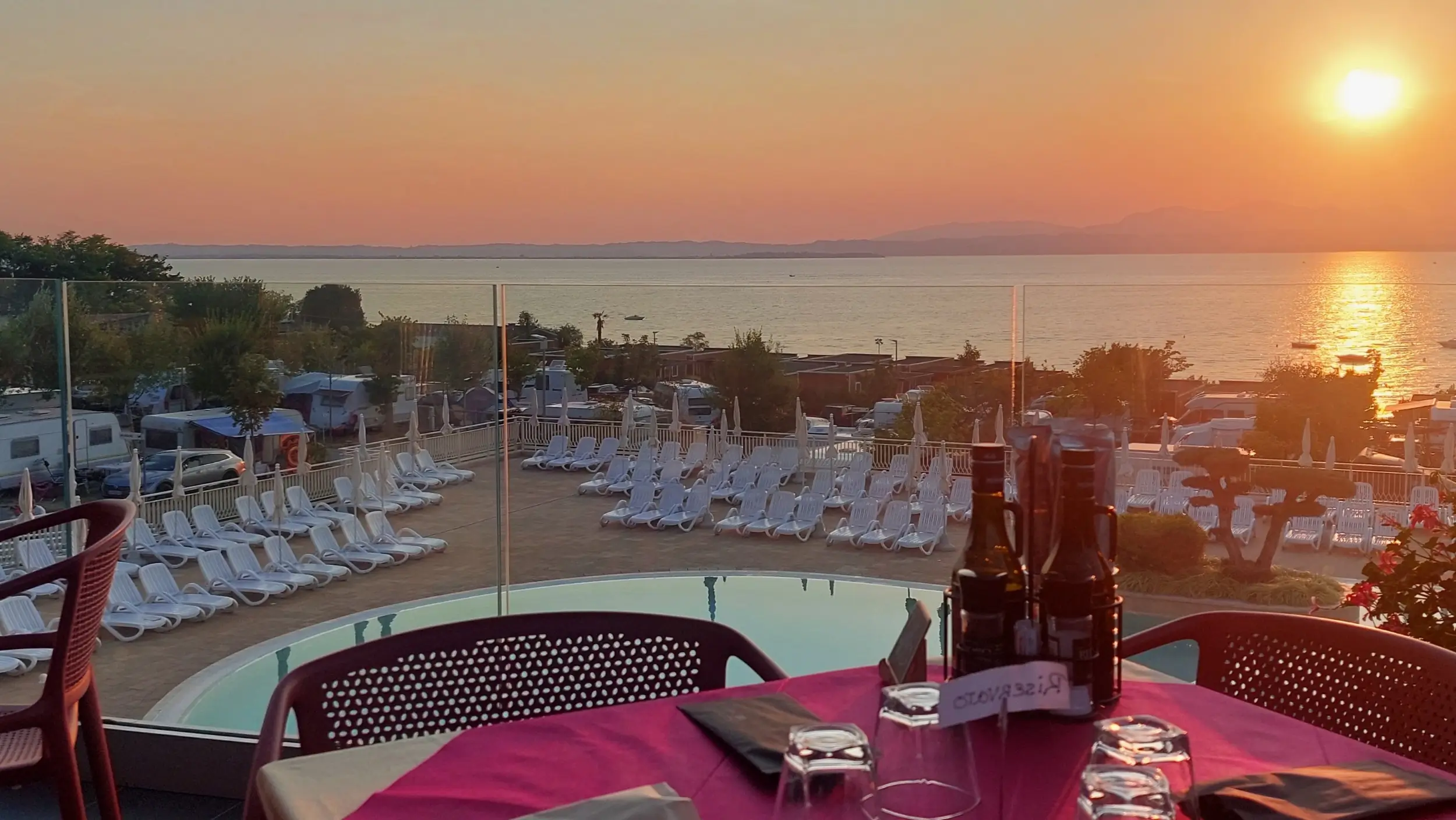 Sonnenuntergang über einem Campingplatz — Abendstimmung auf Reisen mit dem Wohnmobil