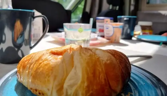 Frühstück Croissant im Wohnmobil - 151Camper Halle
