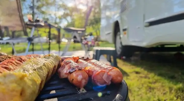 Grillen vor dem Wohnmobil am See — Abendessen auf dem Campingplatz in Müritz